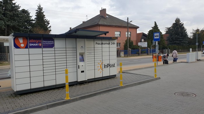 Paczkomat PLW01A Przy budynku handlowo - usługowym