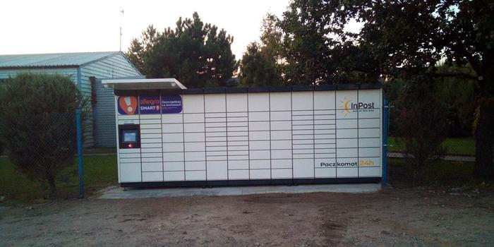 Paczkomat PLW02M W płocie od strony ulicy Porannej