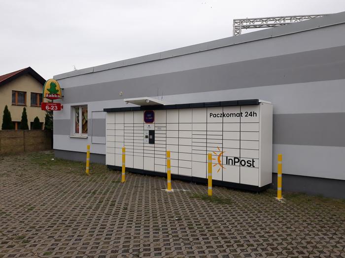 Paczkomat PLW02N Przy sklepie Żabka