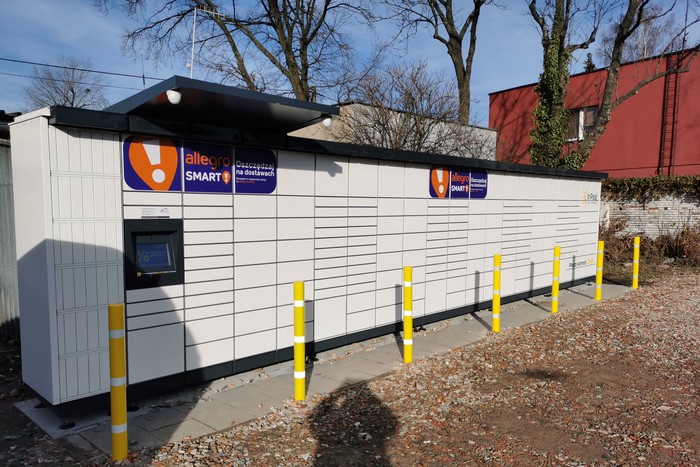 Paczkomat PLW03M Na parkingu żabki
