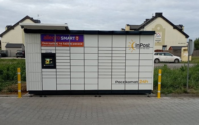 Paczkomat PLW08M Przy wjeździe na teren