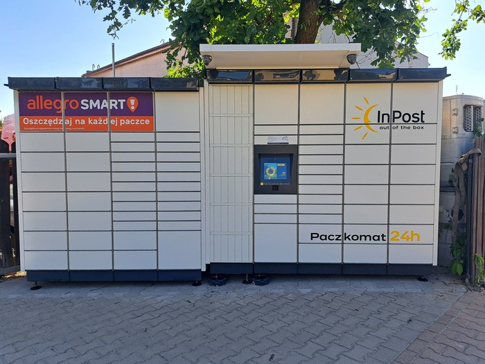 Paczkomat PLW10M Przy wjeździe na parking