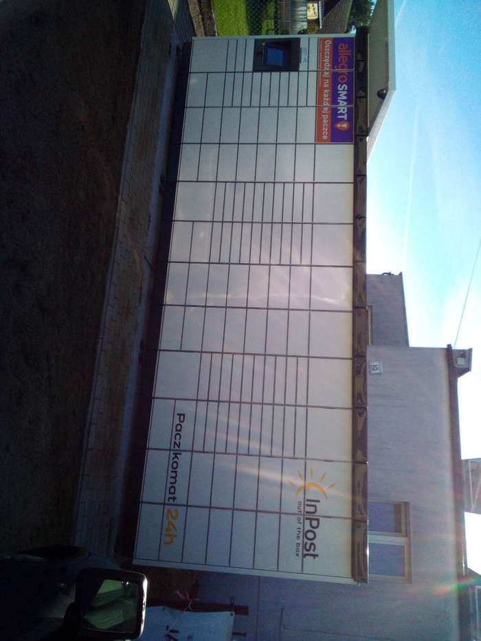 Paczkomat PLX01M na terenie posesji