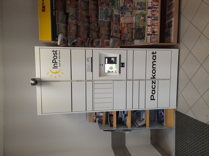 Paczkomat PLZ01HP wewnątrz sklepu GS