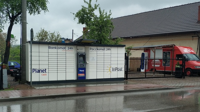 Paczkomat PNET0912 Słodki Kącik, po lewej stronie od wejścia