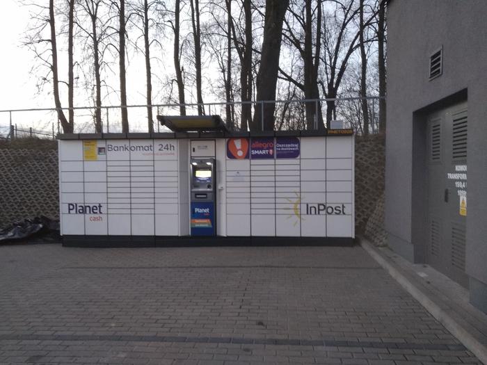 Paczkomat PNET0928 Na końcu parkingu wzdłuż