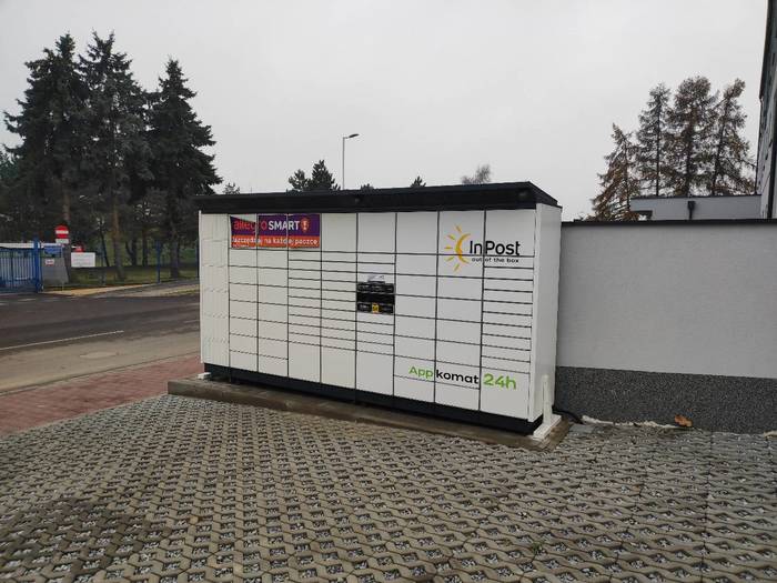 Paczkomat PNI02BAPP Przy ścianie między budynkami