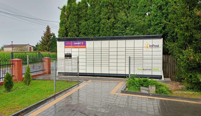 Paczkomat PNY01BAPP parking sklepu spożywczego
