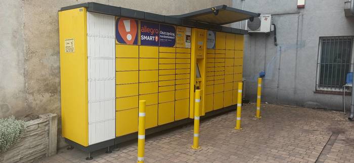 Paczkomat POB01A Parking budynku handlowo-usługowego