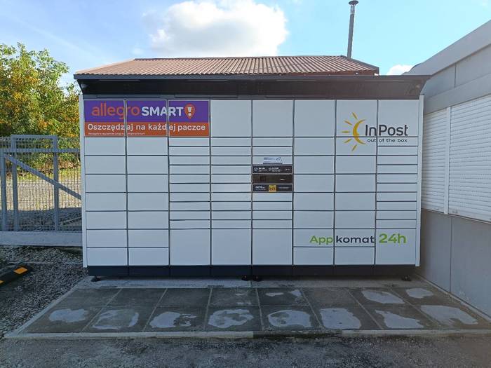 Paczkomat POGO01BAPP Na parkingu przed sklepem