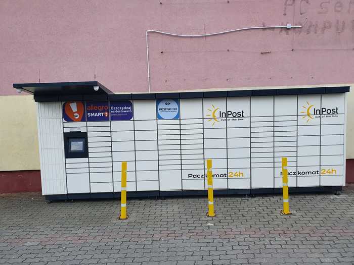 Paczkomat POL03M Po prawej stronie od wejścia do sklepu.