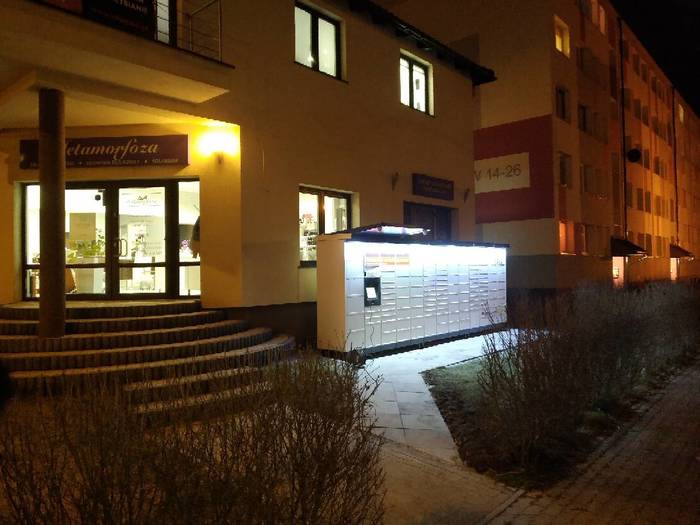 Paczkomat POL08M Obok wejścia do budynku