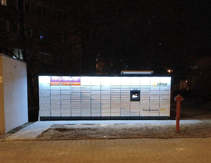 Paczkomat POL11M Przy punkcie gastronomicznym, na przeciwko Zespołu Szkół