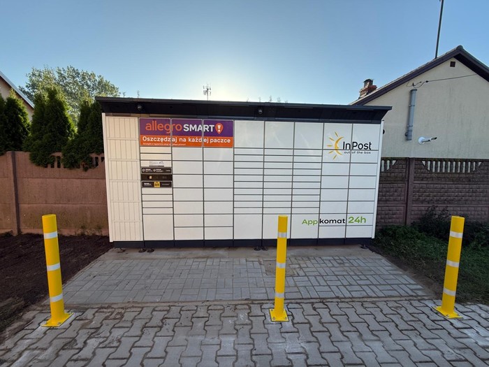 Paczkomat POLQ01BAPP parking przed budynkiem