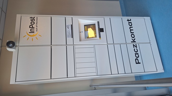 Paczkomat POO01HP W łączniku szpitala
