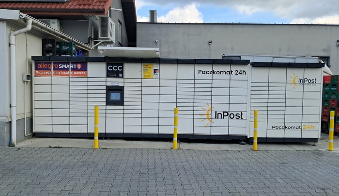 Paczkomat POW01M Boczny parking sklepu Lewiatan