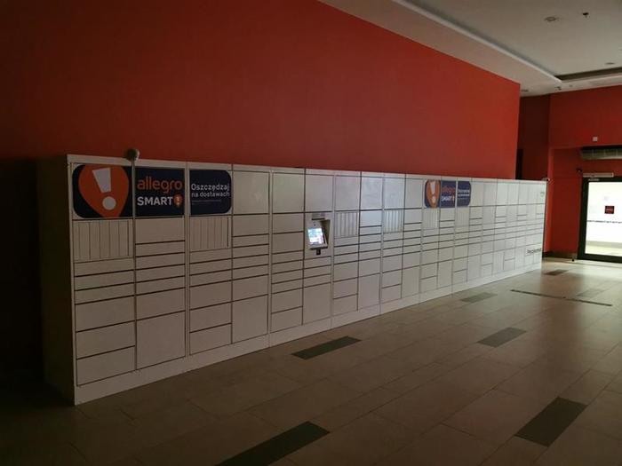 Paczkomat POZ02HO przejście z galerii na parking poziom 2