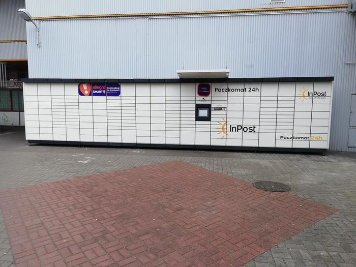 Parcel Locker POZ06M Na dziedzińcu pawilonu handlowego