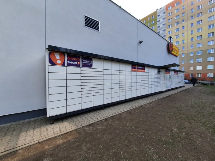 Paczkomat POZ09ML Przy markecie Biedronka