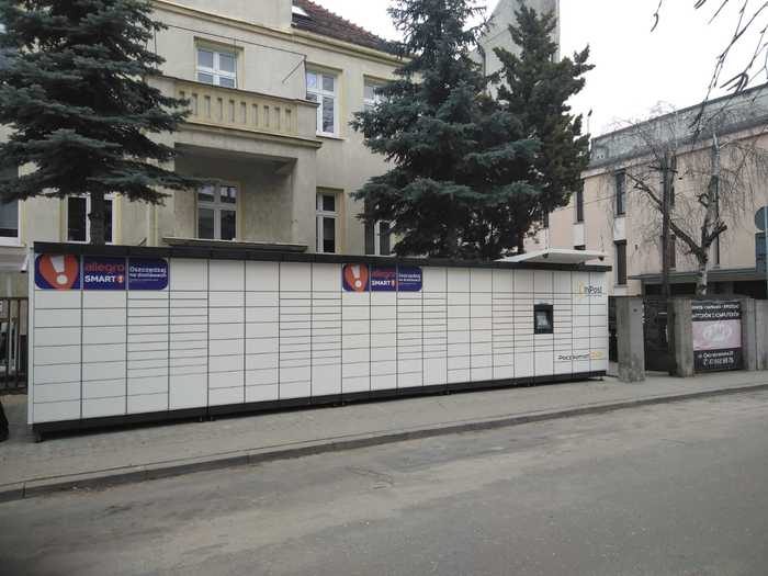 Paczkomat POZ108M front prywatnej posesji