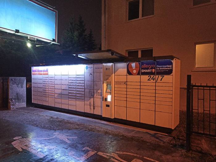 Parcel Locker POZ10L Na posesji przy ul. Grunwaldzkiej 366