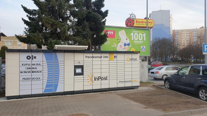 Parcel Locker POZ10M Na parkingu przy markecie ALDI