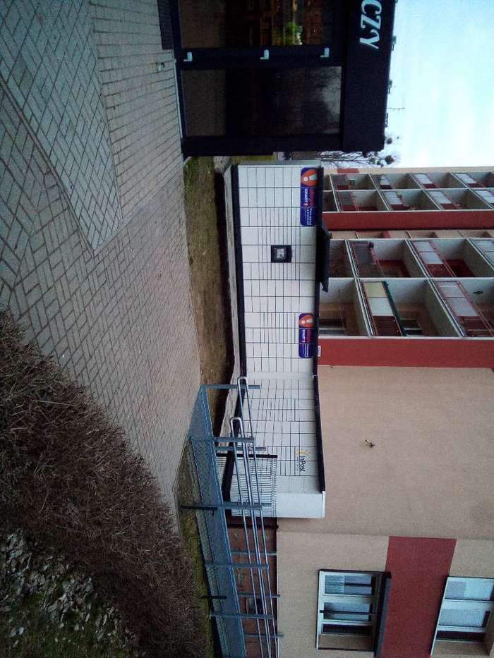 Parcel Locker POZ110M teren zielony przy kontenerze spożywczym