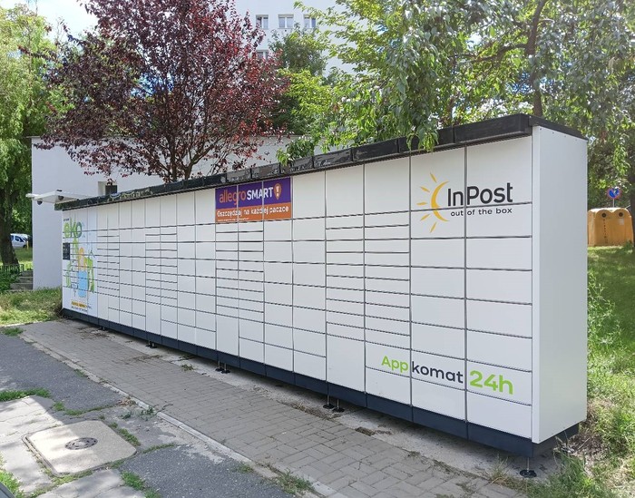 Paczkomat POZ11APP Przy budynku techników SM BLOK