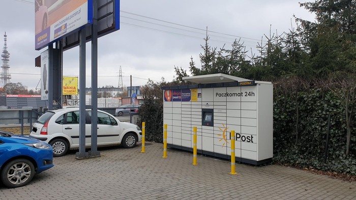 Parcel Locker POZ11M Na parkingu budynku Usługowo-Handlowego