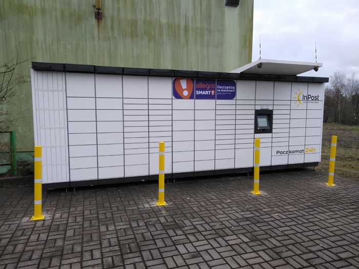 Parcel Locker POZ124M Na parkingu