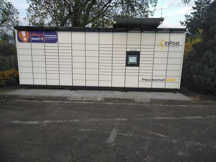 Paczkomat POZ126M Parking hotelowy (dla Klientów InPost bezpłatny do 20minut)