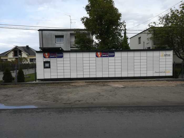 Parcel Locker POZ132M W płocie przy posesji prywatnej