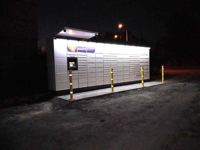 Parcel Locker POZ136M przy wjeździe na posesję