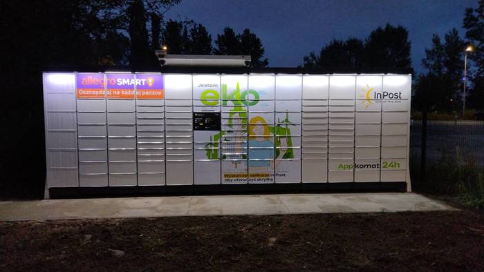 Parcel Locker POZ13APP przy parkingu obok bloku 31-37