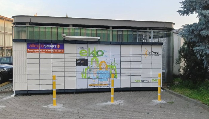 Paczkomat POZ14APP obok galerii Green Point