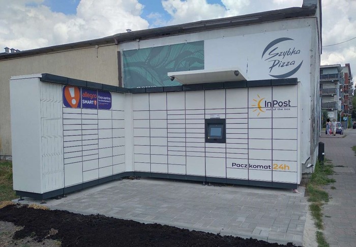 Parcel Locker POZ154M Na parkingu przy pizzerii Szybka Pizza
