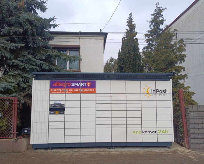 Paczkomat POZ15BAPP W linii płotu