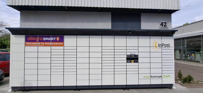 Parcel Locker POZ16BAPP Przy ścianie szczytowej pawilonu handlowego