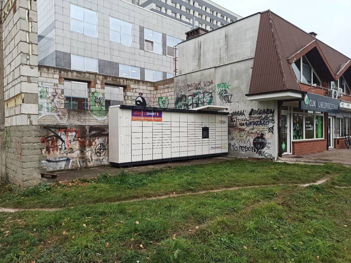Paczkomat POZ178M Przy pawilonie handlowym