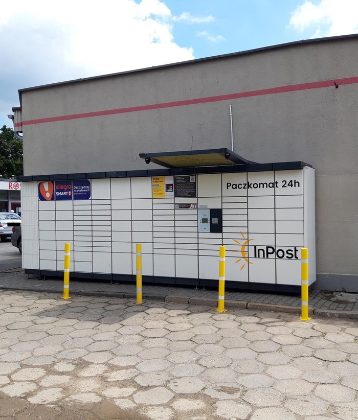 Paczkomat POZ17N Przy sklepie Carrefour