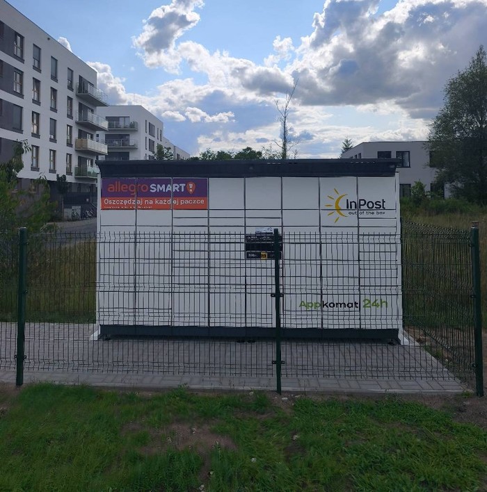 Paczkomat POZ19BAPP Działka przy bloku ul.Wieruszowska 2