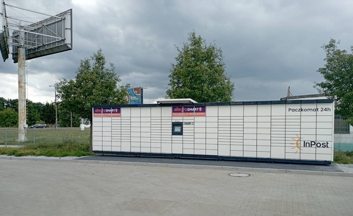 Parcel Locker POZ20M Na parkingu sklepu Lidl