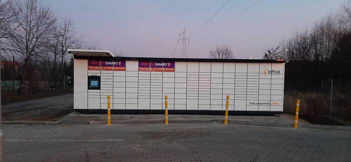 Parcel Locker POZ215M Przy parkingu za budynkiem