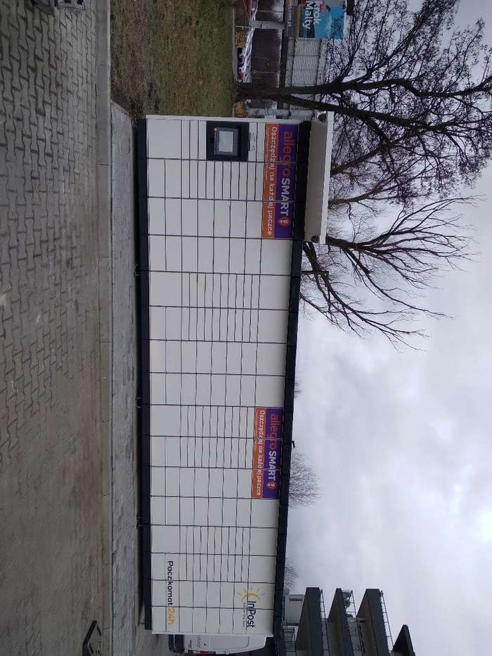 Поштомат POZ227M teren zielony przy stacji Shell