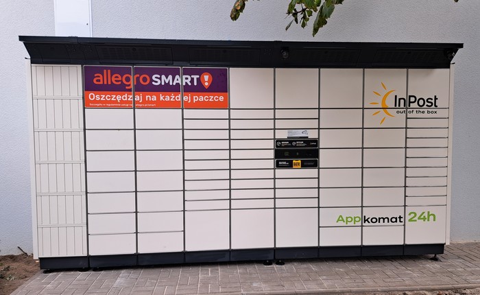Parcel Locker POZ22BAPP ściana boczna pawilonu handlowego