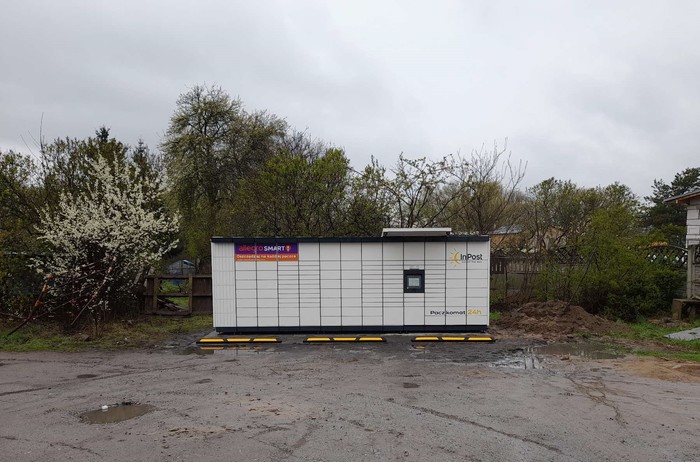 Parcel Locker POZ235M Na parkingu