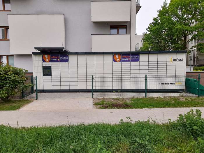 Parcel Locker POZ239M teren zielony przy budynku