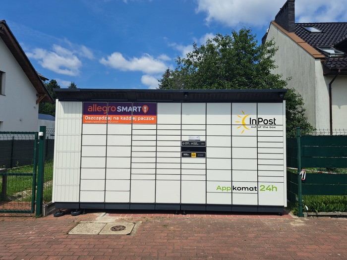 Parcel Locker POZ23BAPP W ogrodzeniu prywatnej posesji