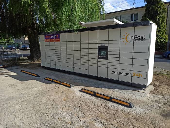 Paczkomat POZ252M Na parkingu przed biurowcem Pofam