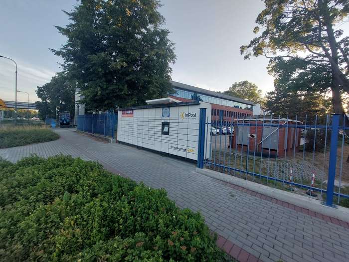 Paczkomat POZ255M Przy budynku biurowym Aquanet
